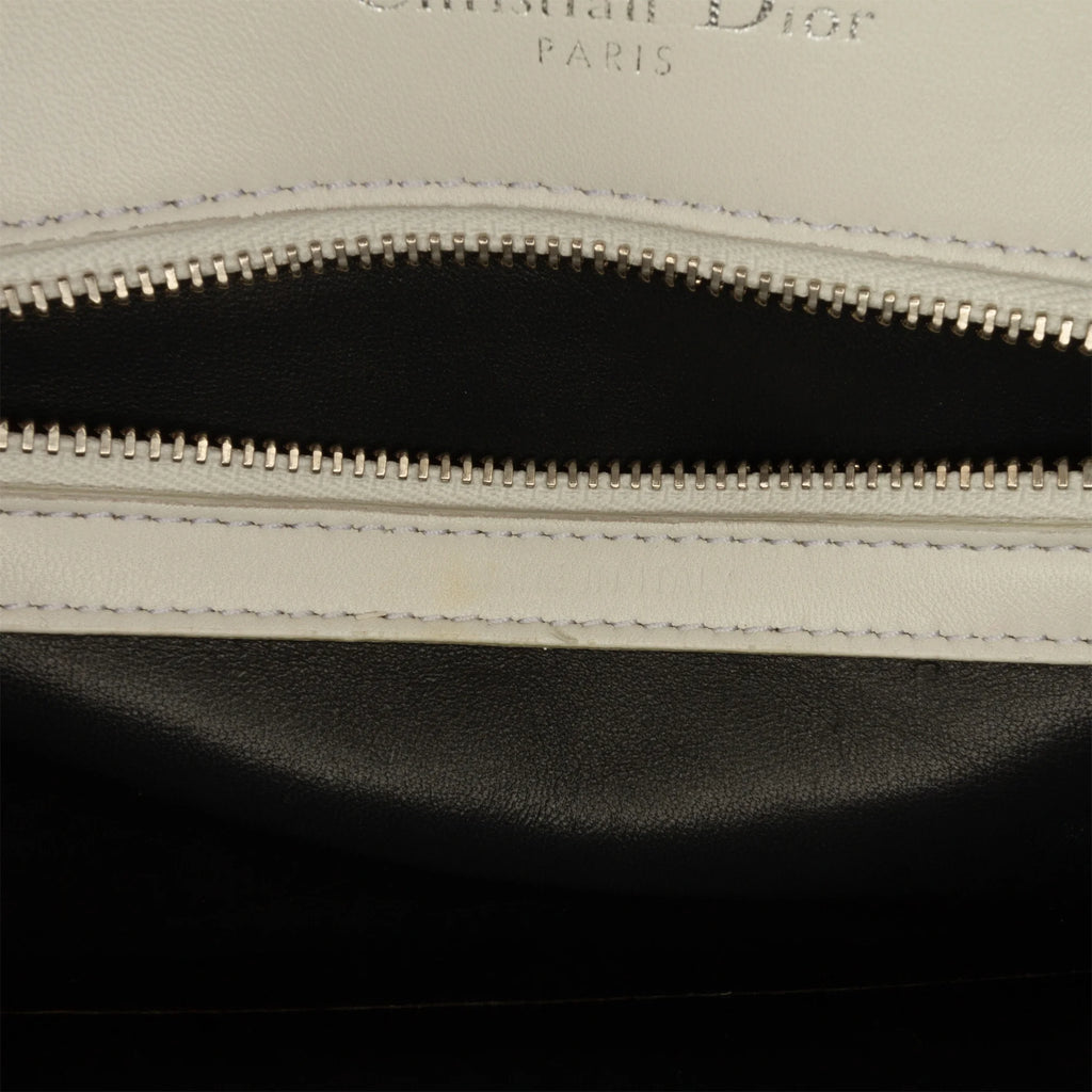 Pre-Owned White Patent Leather Crossbody Bag X807