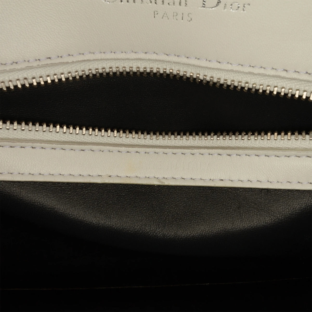 Pre-Owned White Patent Leather Crossbody Bag X807