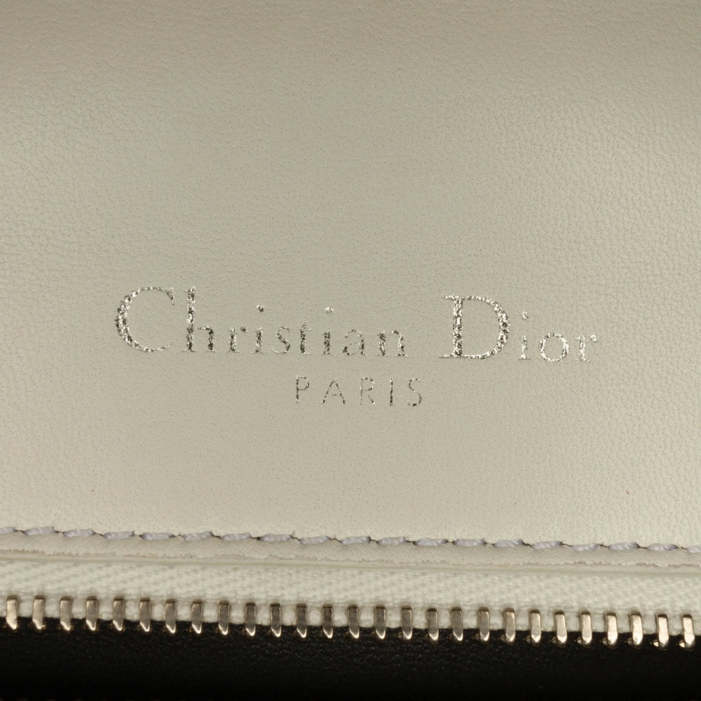Pre-Owned White Patent Leather Crossbody Bag X807