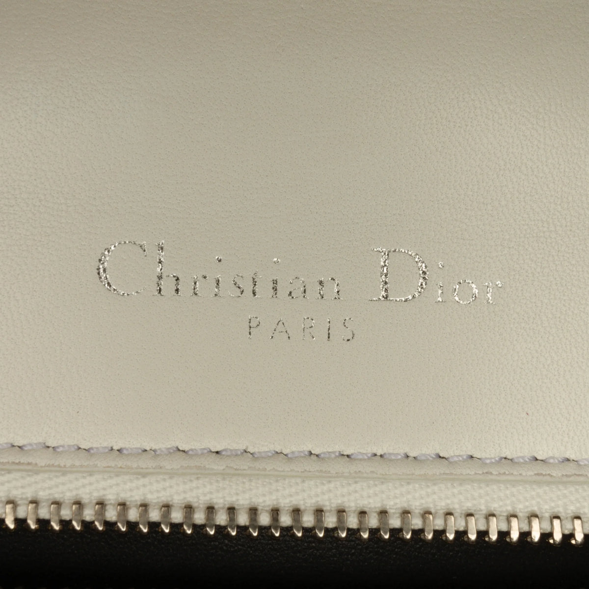Pre-Owned White Patent Leather Crossbody Bag X807